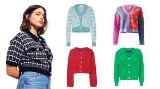 Pletený trend končící zimy 2024: Krátký kardigan v pestrých barvách zdobí volány, perlové knoflíky nebo výrazná struktura