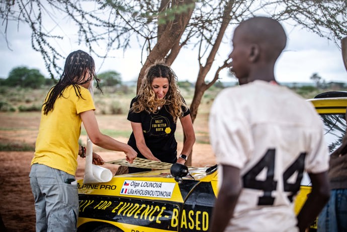 Olga Lounová na fotografiích z Afriky, které Lifee poskytla k publikaci. 