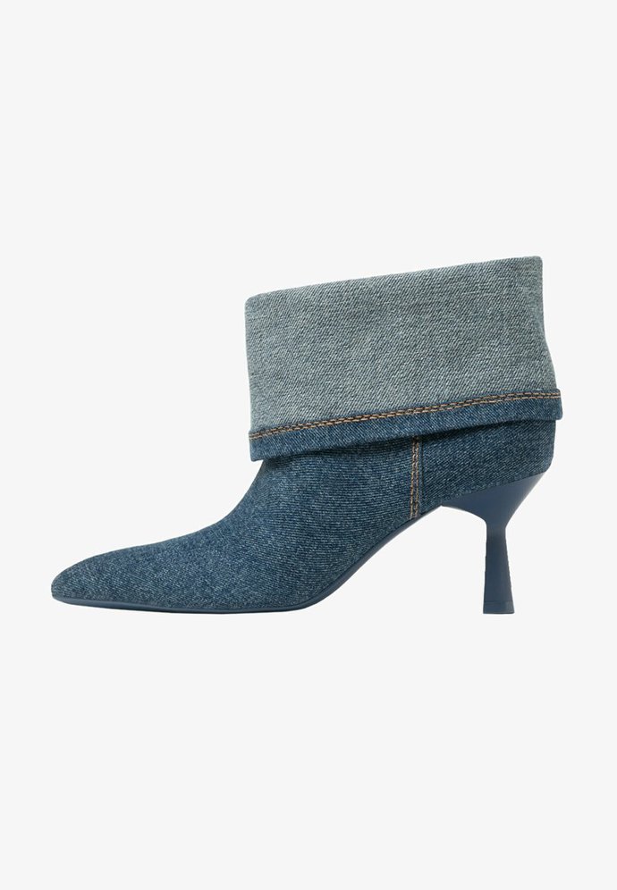 Džínové boty budou trendem jara 2024: Pofrčí denimové kozačky nad kolena, lodičky, ale i tenisky a balerínky