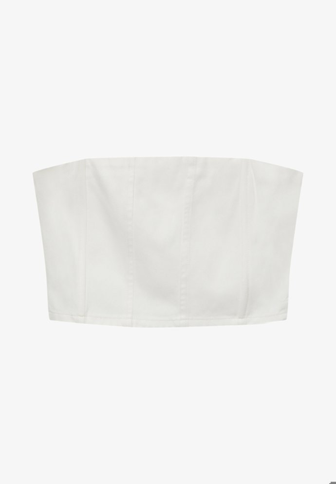 Odvážnějším majitelkám dokonalého bříška padne do oka zkrácená džínová varianta crop topu bez rukávů. (Stradivarius, 549 Kč)