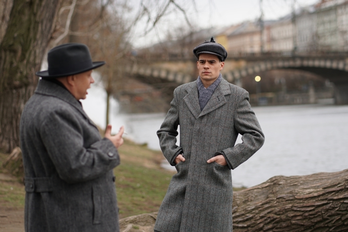 Ve dvoudílném historickém filmu Anatomie zrady byl za elegána.