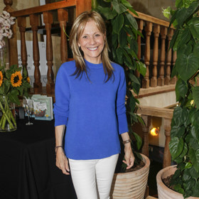 Lenka Filipová se barvám nevyhýbá. Ležérní eleganci často doplní také osvědčeným druhem obuvi, perky.