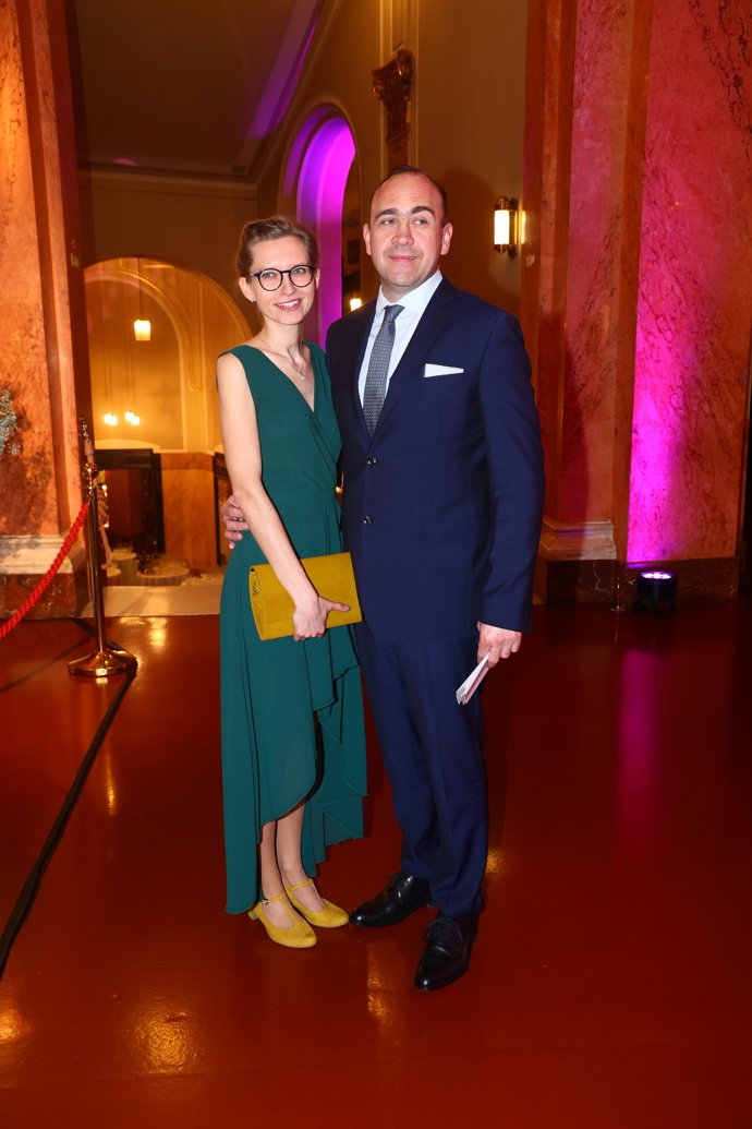 Alternativou může být i oblek v tmavomodré barvě, jaký zvolil třeba herec Jiří Hána.