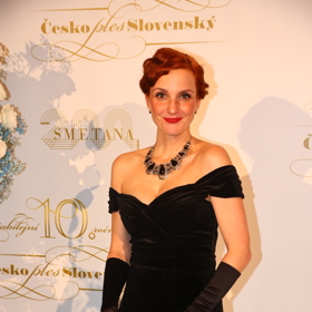 V roce 2024 vynesla Michaela Maurerová drahocenný náhrdelník jako z první republiky, který se později dražil pro dobrou věc.