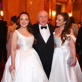 Felix Slováček s duem Twiins, které tvoří dvojčata Daniela a Veronika Nízlová.