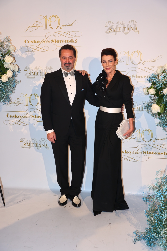 Ani v pánské módě se nevyplatí příliš experimentovat, i když Martin Dejdar se s manželkou Danielou sladili do puntíku.