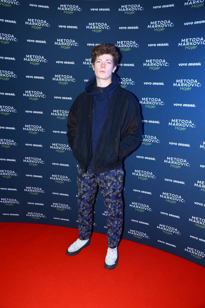 Mladý herec Petr Uhlík, představitel hlavní role, oblékl tmavě modrou mikinu s kapucí, černou bundu a vzorované tmavě modré kalhoty. Perličkou jsou bílé boty na závěr.