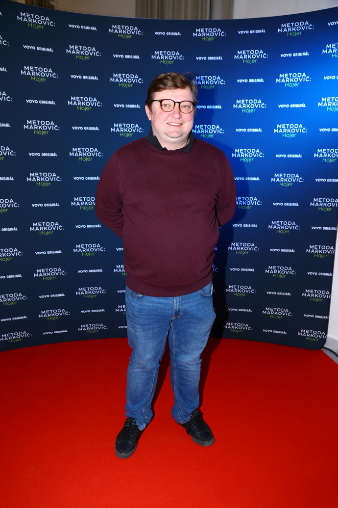 Také jeho kolega, herec Michal Isteník, se oblékl volnočasově. Vystačil si s vínovým svetrem a světle modrými džínami.