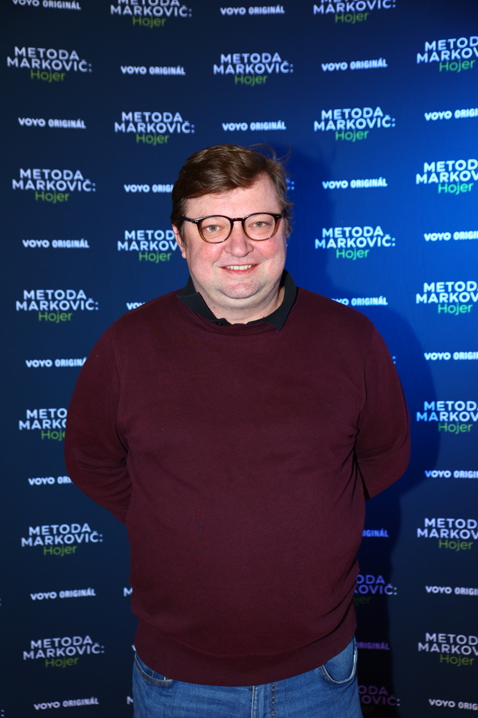 Michal Isteník oblékl pod svetr ještě černou košili, které zvědavě vykukoval límeček.