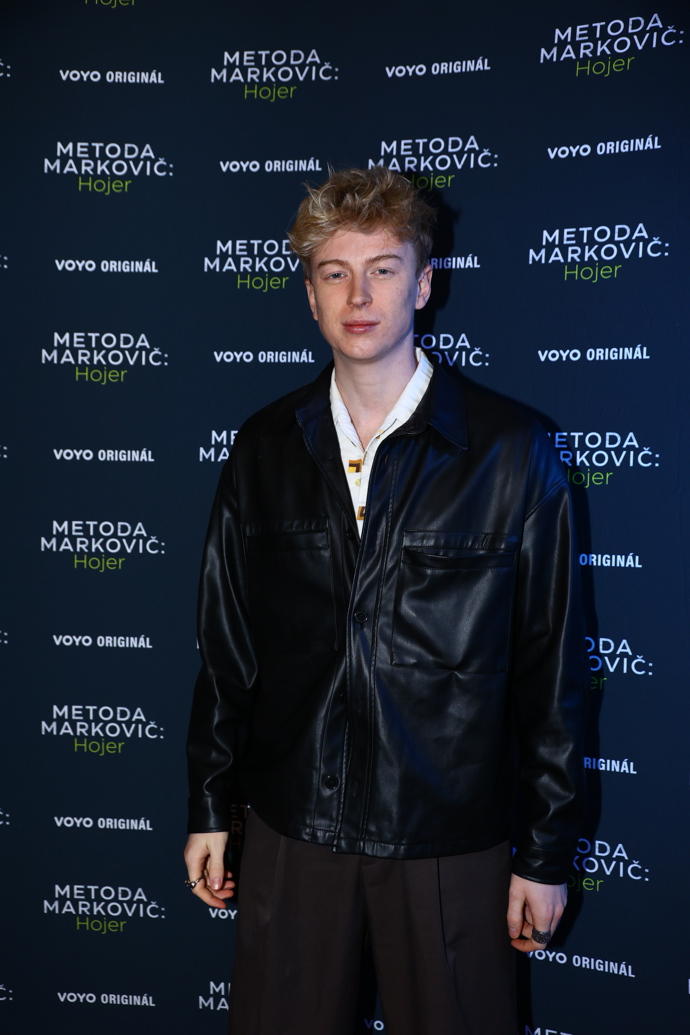 Adam Mišík zvolil pod koženou bundu bílou košili s rozhalenkou. 