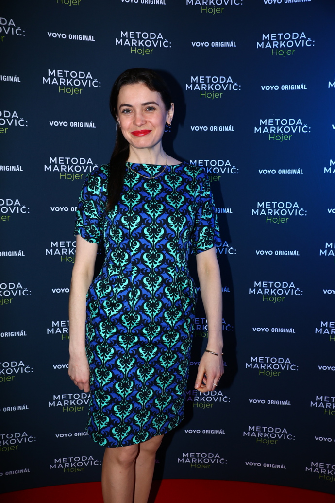 Sarah Haváčová outfit doplnila výraznou rudou rtěnkou.