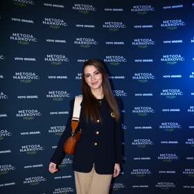 Herečka Sára Rychlíková oblékla béžové kalhoty a tmavě modrý blejzr s výraznými zlatými knoflíky. Komplet herečka doplnila hnědou koženou kabelkou.