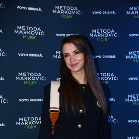 Sára Rychlíková se může chlubit dlouhými rovnými vlasy, které nechala rozpuštěné.