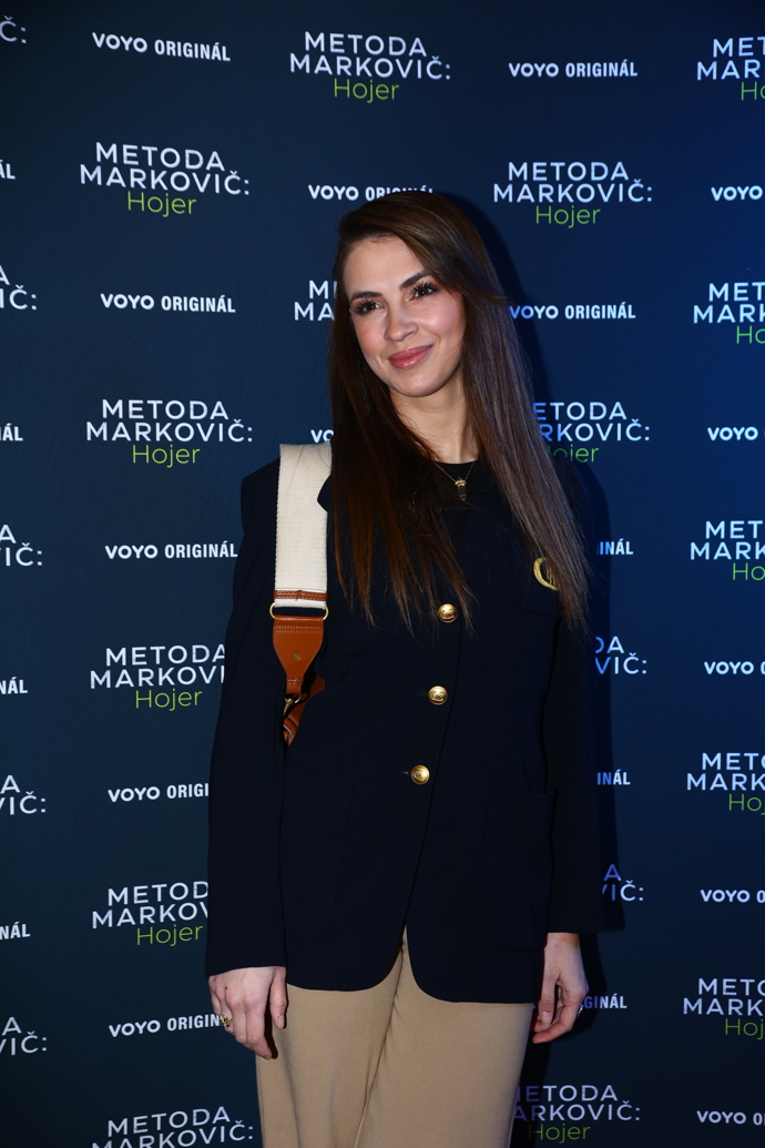 Sára Rychlíková se může chlubit dlouhými rovnými vlasy, které nechala rozpuštěné.