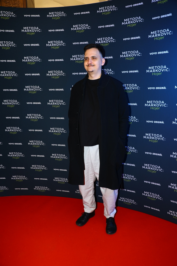 Režisér Pavel Soukup oblékl netypické bílé kalhoty, zbytek outfitu ladil do černých barev.