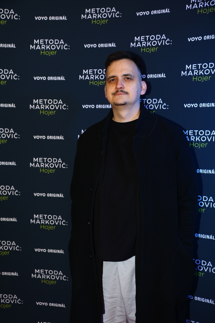 Režisér Pavel Soukup si nechává narůst knír. 