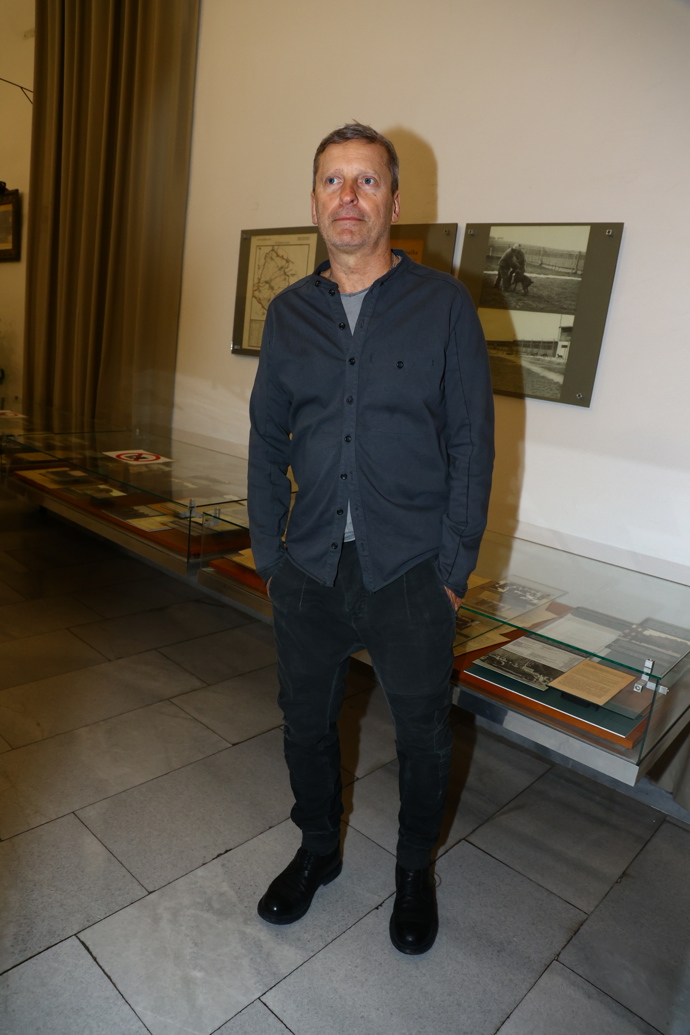 Herec David Prachař vyrazil do společnosti v tmavě šedých manžestrácích a tmavě šedé košili. 