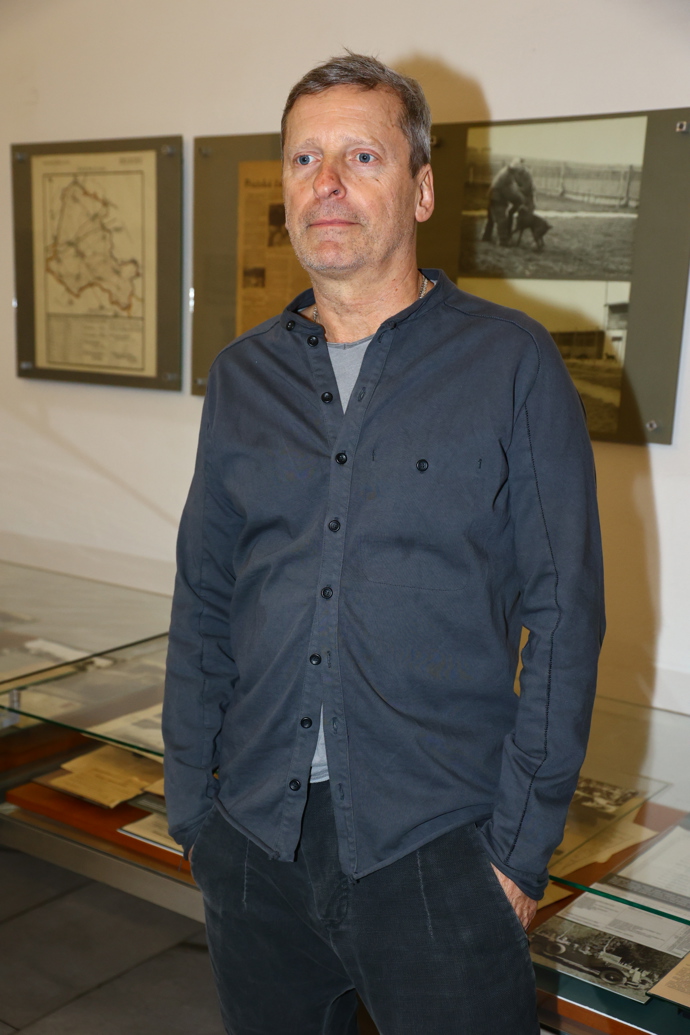 Také David Prachař se pod tmavě šedou košilí jistil nátělníkem. 