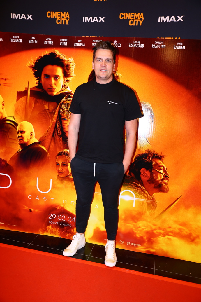 Zpěvák Julian Záhorovský v černé tričku Off-white, černých teplákách a v nepřehlédnutelných bílých teniskách. 