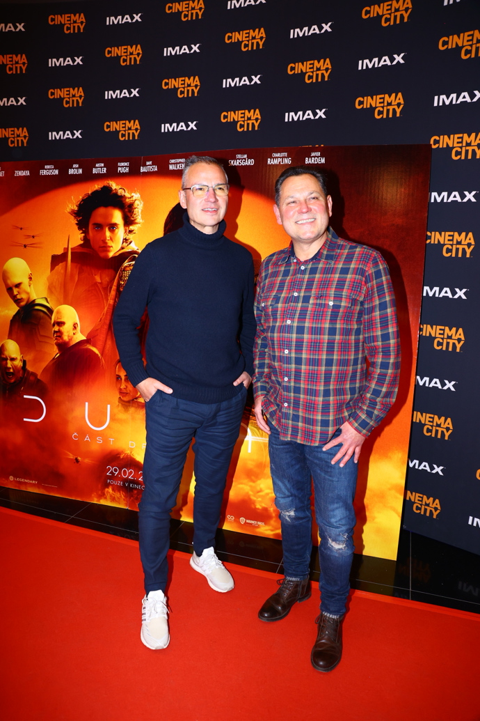Zpěvák Pavel Vítek a producent Janis Sidovský. Pavel Vítek má rád kostkované flanelové košile a pohodlné džíny.