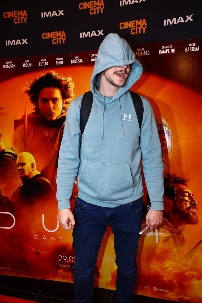 Herec Jakub Štáfek se před fotografy zahalil do bledě modré mikiny s kapucí.