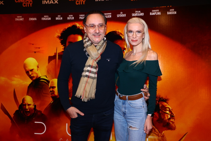 Muzikálový zpěvák Marian Vojtko se svou přítelkyní Helenou. Vojtko ozvláštnil svůj outfit značkovou Burberry šálou, Helena do kina vyrazila v džínách s vysokým pasem a s mladistvými dírami.