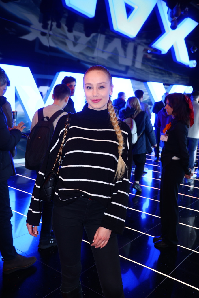 Influencerka Anna Kadeřávková si dlouhé blond vlasy češe do zapleteného copu.