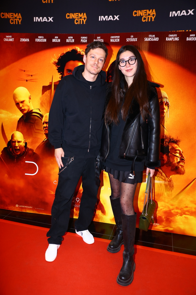 Skateboardista Maxim Habanec se svou přítelkyní, influencerkou Naomi Adachi. Ta do kina oblékla černou minisukni, vzorované punčochy a černý kožený křivák. Maxim vyrazil "na pohodu" v teplákové mikině. 