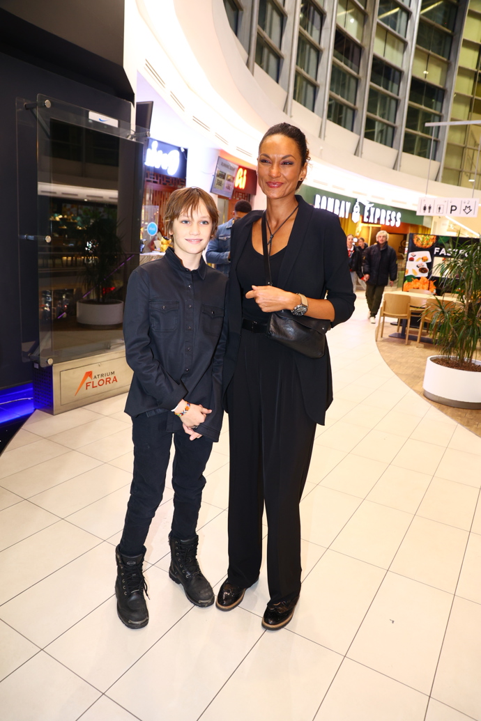Moderátorka Lejla Abbasová se synem Davidem přišli oba v komplet černých outfitech. Syn Michaela Kocába, David, oblékl elegantní černou košili.