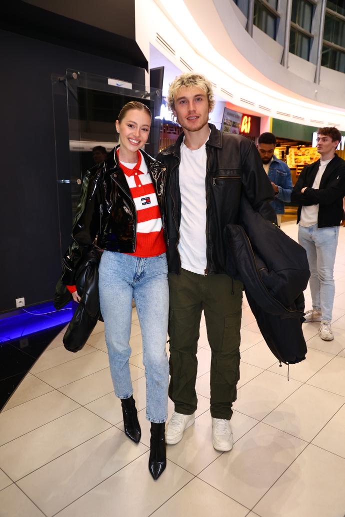 Vítězové Love Islandu Mária Glatzová a Christopher Jirout. Mária do kina oblékla světlé džíny a černý latexový křivák, Christopher vsadil na jednoduché bílé tričko a černou koženou bundu. 