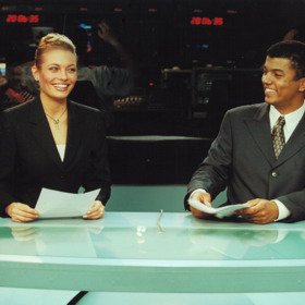 Lucie Borhyová a Rey Koranteng usedají již roky za moderátorským pultem v Televiních novinách.