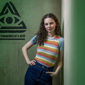 Eva Zajícová (Darija Pavlovičová): Davidova dcera. Brzy jí bude 18, takže leze svému otci na nervy. Chce se osamostatnit, s otcem ji ale pojí tajemství, které se nesmí nikdo dozvědět.