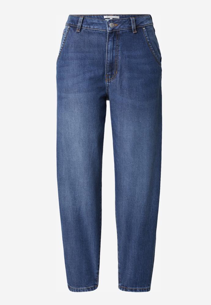 Jednoduché a nenápadné. Lehce rozšířené džíny Tom Tailor stojí 1 499 Kč.