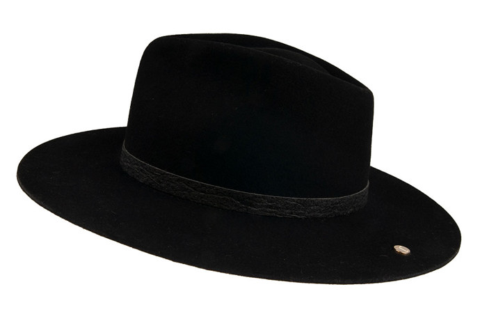 K stylu Martina Gorea patří klobouky. Třeba klasická stylová fedora, Tonak, 4 500 Kč.