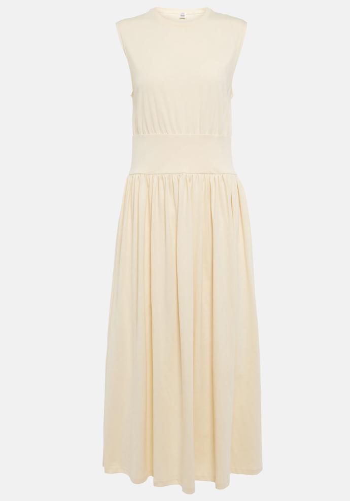 Úpletové materiály jsou pro hru s výší pasové linie jako stvořené. Šaty, které úplet kombinují se sukní z odlišného materiálu, ale mají výraznější přechod. Ten není vhodný pro plnější křivky. (5 290 Kč)