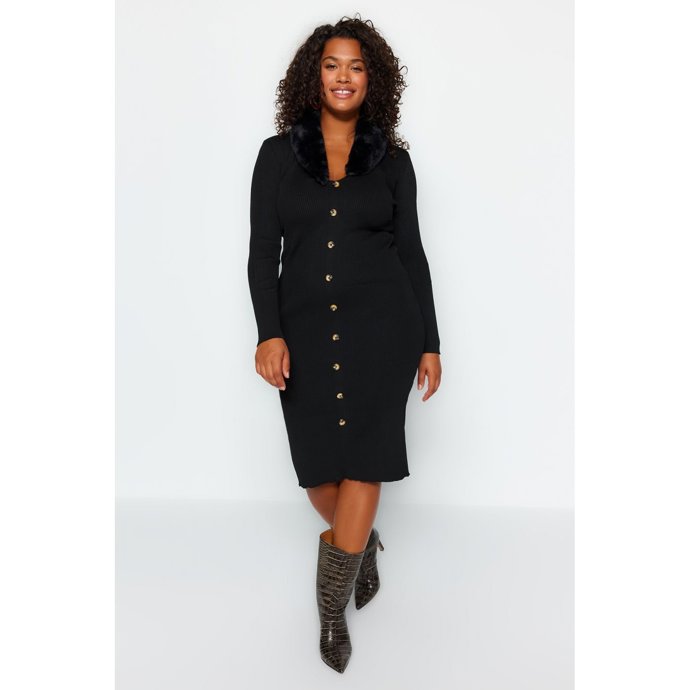 Tmavé modely v optimální délce ke kolenům sluší i plus size křivkám. (Trendyol, 799 Kč)