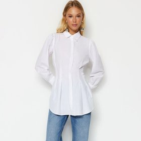 Bílá košile, to je základ, bez kterého se zkrátka neobejdete. Aktuální trend ale velí přidat do šatníku ryze ženskou variantu, které nechybí silueta a tvarovaný pas. (Trendyol, 895 Kč)
