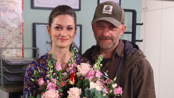 Hynek Čermák na natáčení seriálu Ulice:  Veronika Čermák Macková od něj dostala kytici