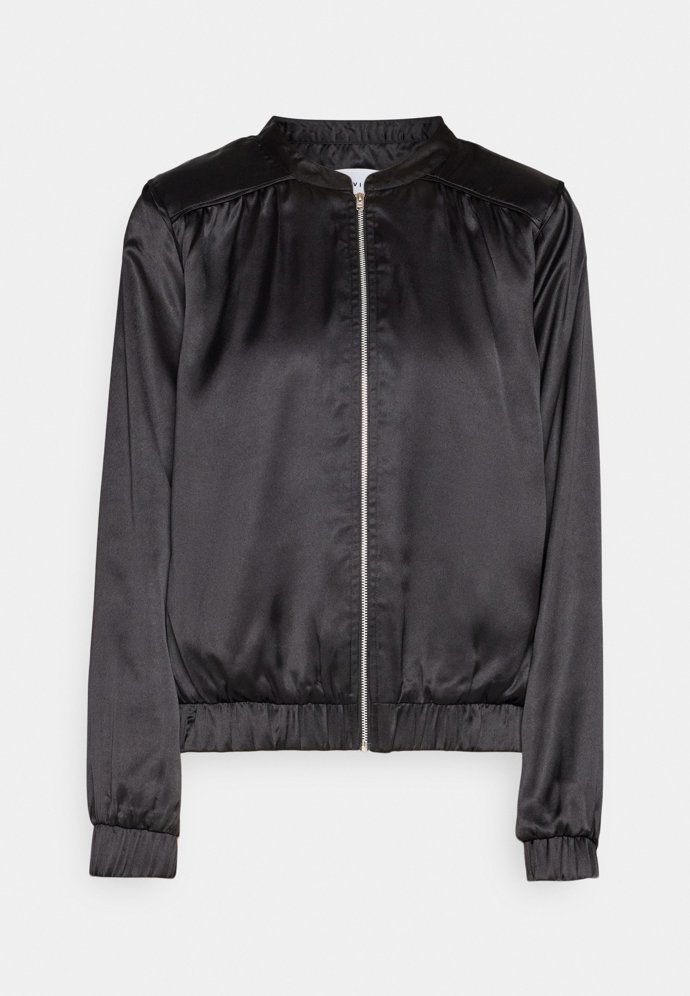 Vedle kožených bund rockerského a motrokářského vzhledu nechybí v garderobě depešáků ani klasický černý bomber. (Vila, 799 Kč)