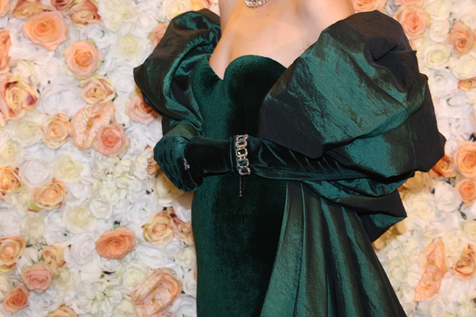Součástí róby Terezy Fajksové byly také elegantní rukavičky.