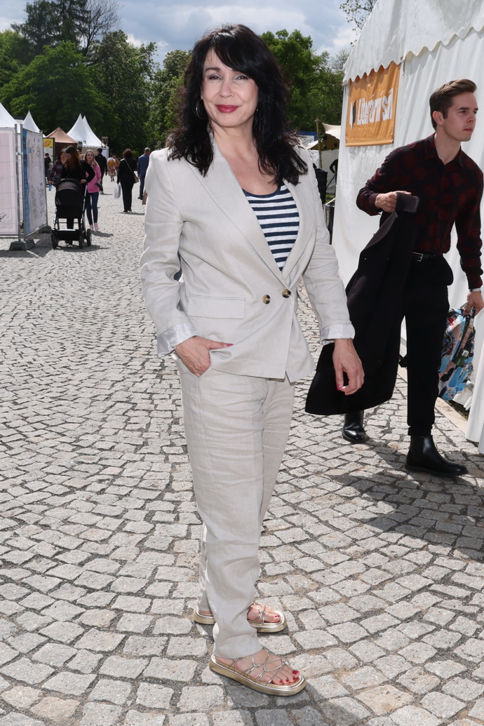 Ležérní lněný komplet patří k nestárnoucím hitům. V kombinaci s proužkovaným topem působí hravým dívčím dojmem.