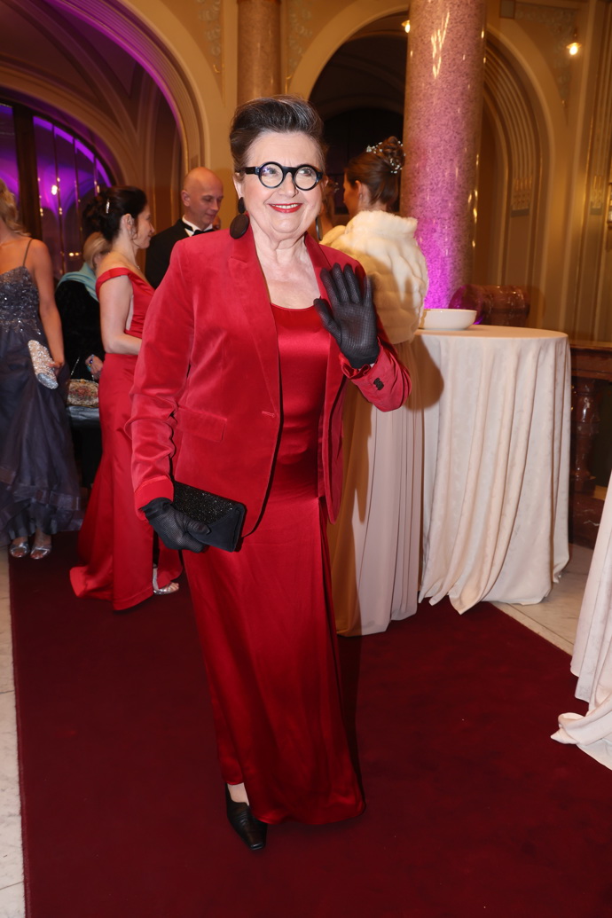 Herečka svůj osobitý styl podtrhla černým párem rukaviček. V kombinaci s rudým saténem byly opravdu nepřehlédnutelné.