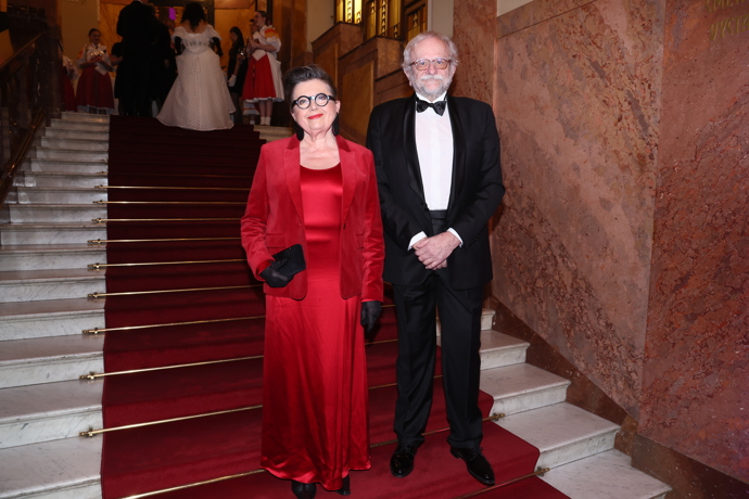 Rukavičky zvolila i slovenská herečka Zuzana Kronerová.