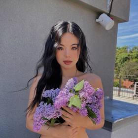 Yeni Cao se nebojí ukazovat svou postavu.