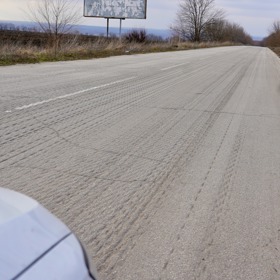 Takhle to vypadá, když se po silnici projedou tanky.