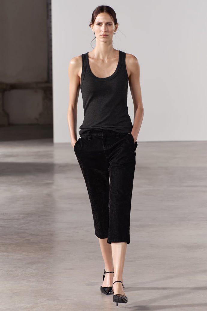 Capri trend najdete i v jarní kolekci Zara. Džínový model s širšími nohavicemi by v několika případech moderního stylingu asi šlo vzít na milost. (1 399 Kč)