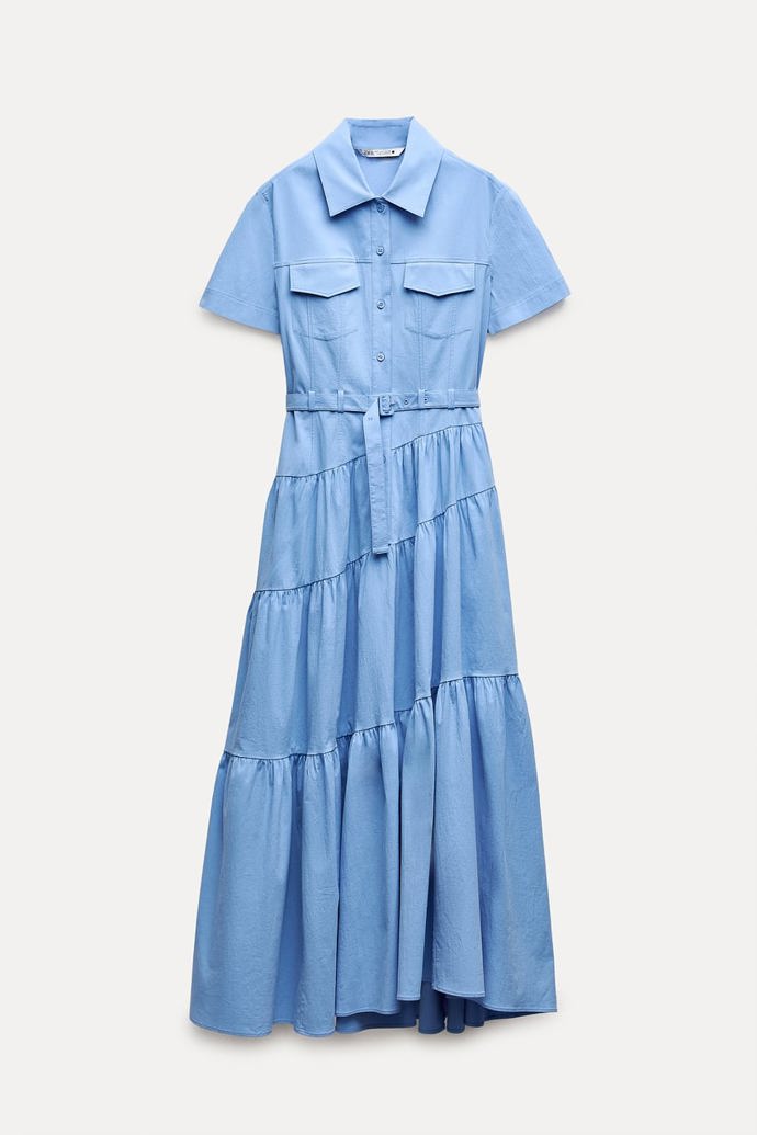 Košilové šaty, kterým šikmo sníženou pasovou linii tvaruje přidaný pásek, vytváří siluetu přesýpacích hodin bez problémů. (Zara, 1 799 Kč)