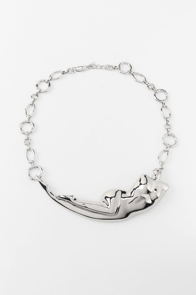 A nesmí vám chyb ět masivní šperk. Třeba náhrdelník s ženským torzem, Zara, 599 Kč.