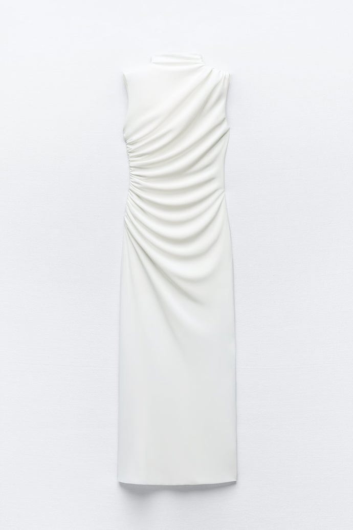 Řasené šaty se stojáčkem v bílém tónu vybízí k mnoha nápaditým kombinacím. (Zara, 799 Kč)