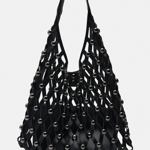 Kabelku s cvočky nabízí Zara hned ve dvou velikostech. (Zara, 799 Kč)